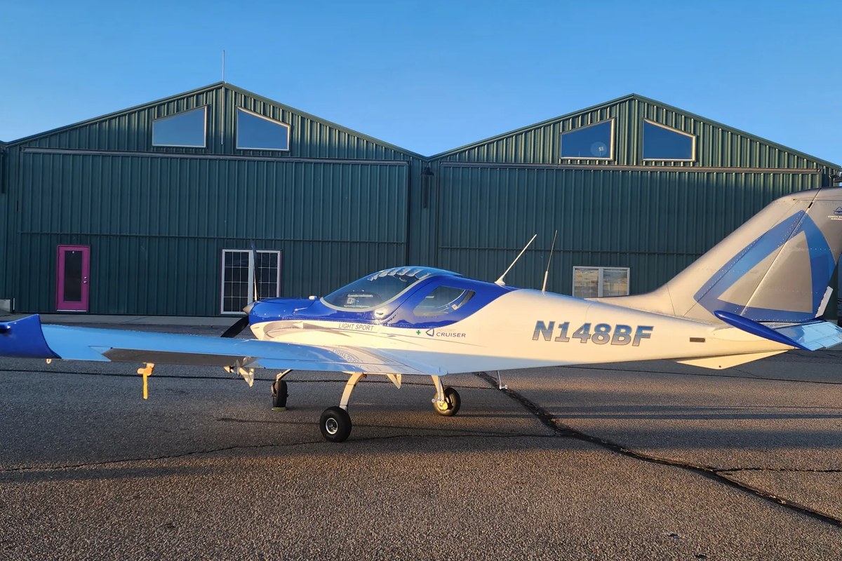 2018 Czech SportCruiser LSA N148BF – right profile hangar