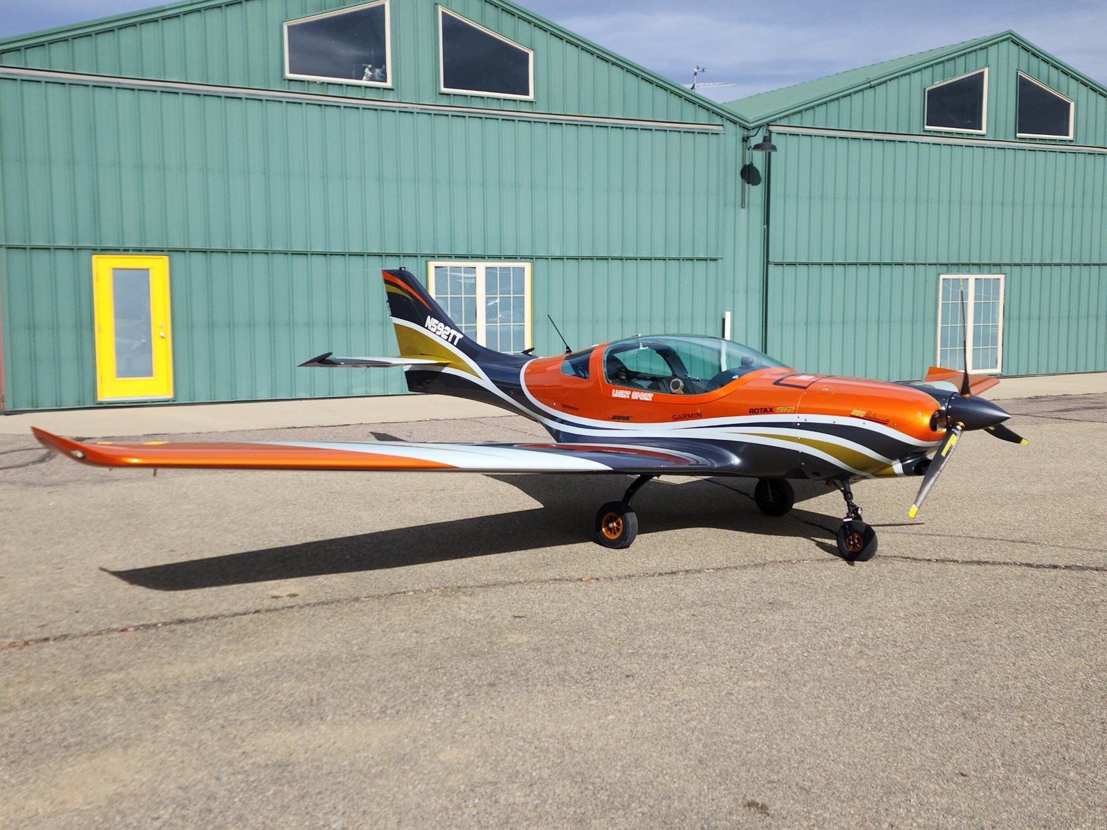 2023 JMB VL-3 LSA N592TT – right profile sunny ramp