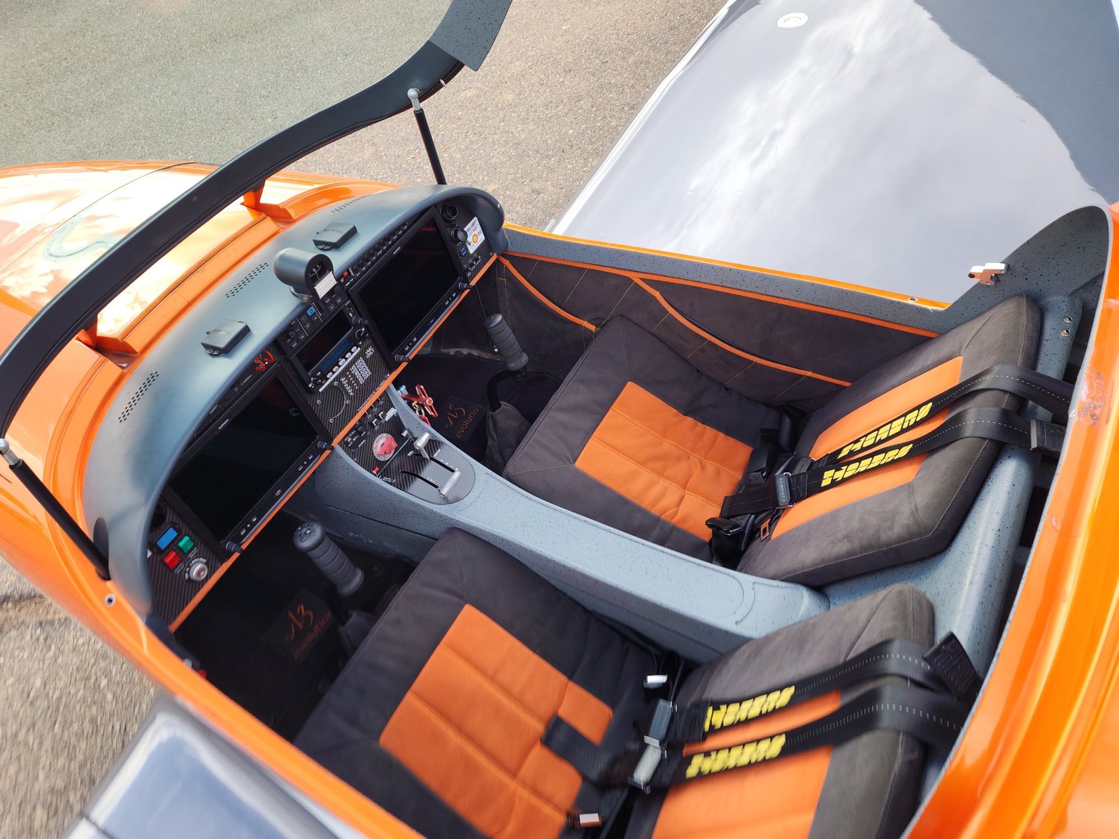 2023 JMB VL-3 LSA N592TT – interior seats overhead